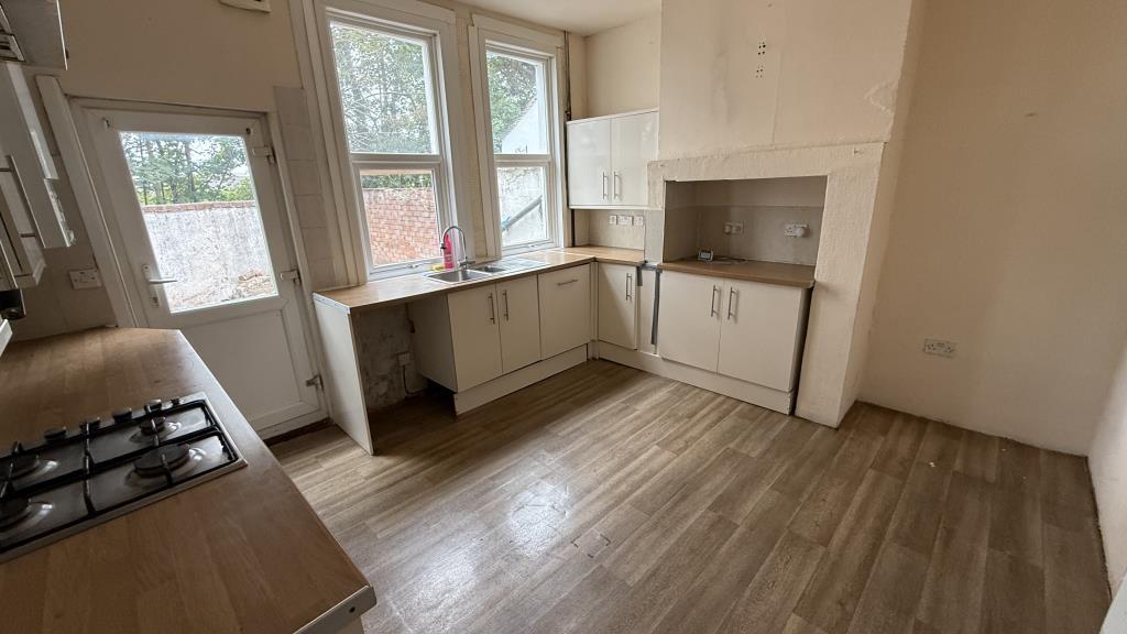 Lot: 167 - VACANT SEMI-DETACHED HOUSE WITH POTENTIAL - Internal image of kitchen from hallway